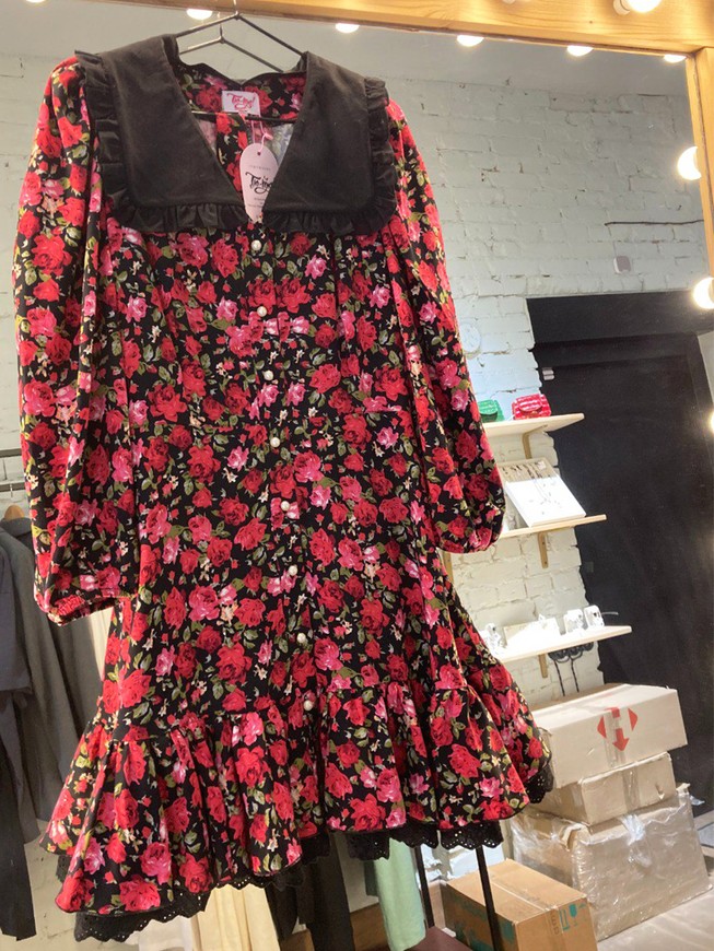 Платье на пуговках со съемным воротником и воланами Тю-Тю! XS красное в цветочный принт мини
