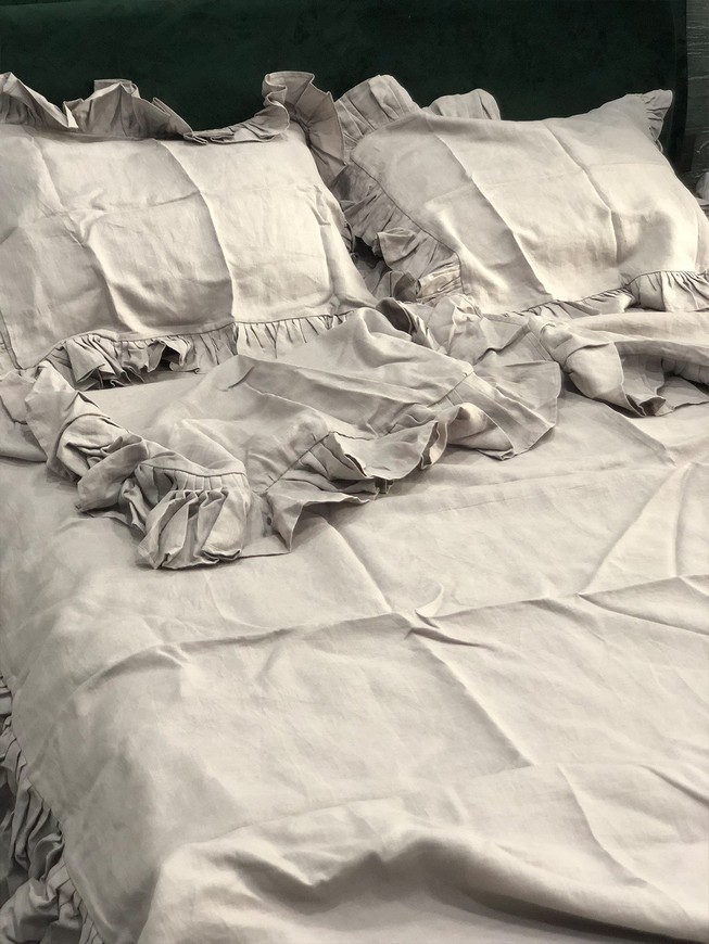Комплект постельного белья из льна двуспальный с рюшами серый