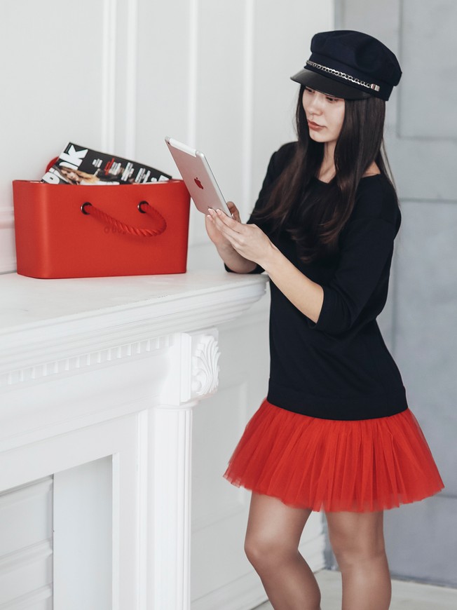 Constructor-dress black Airdress with removable red skirt