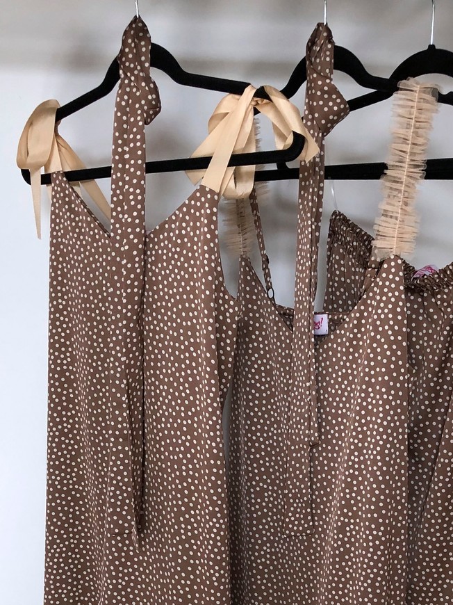 Слип-дресс коричневое в горошек макси с бежевыми воланами из сетки
